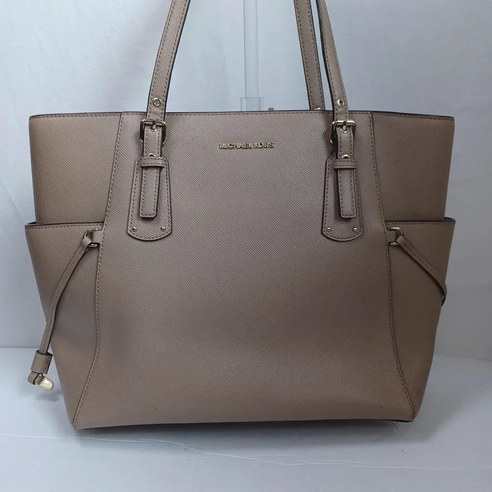 Michael Kors Voyager East West Tote Bag Taupe Saffiano Leather Gold Hardware - Picture 2 of 16